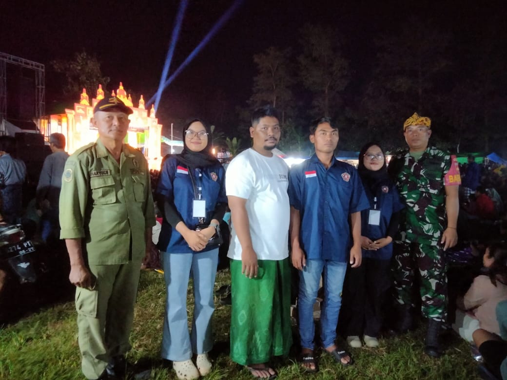 Anggota Koramil 04 / Pecangaan Laksanakan Pengamanan dan Monitoring Karnaval Sedekah Bumi di Desa Banyuputih
