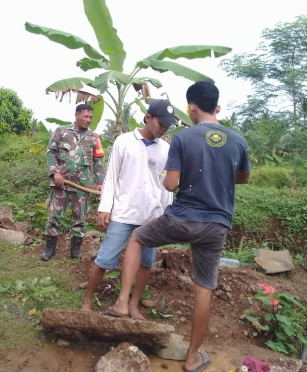 Anggota Satgas TMMD Reguler ke-124 Kodim 0719 / Jepara Bantu Pembuatan Tugu Prasasti di Desa Kecapi