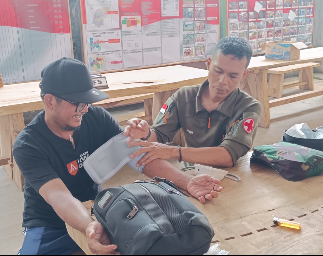 Sigap dan Peduli, Tim Kesehatan TMMD Ke-124 Kodim 0719 / Jepara Tangani Warga yang Mengeluh Sakit Kepala