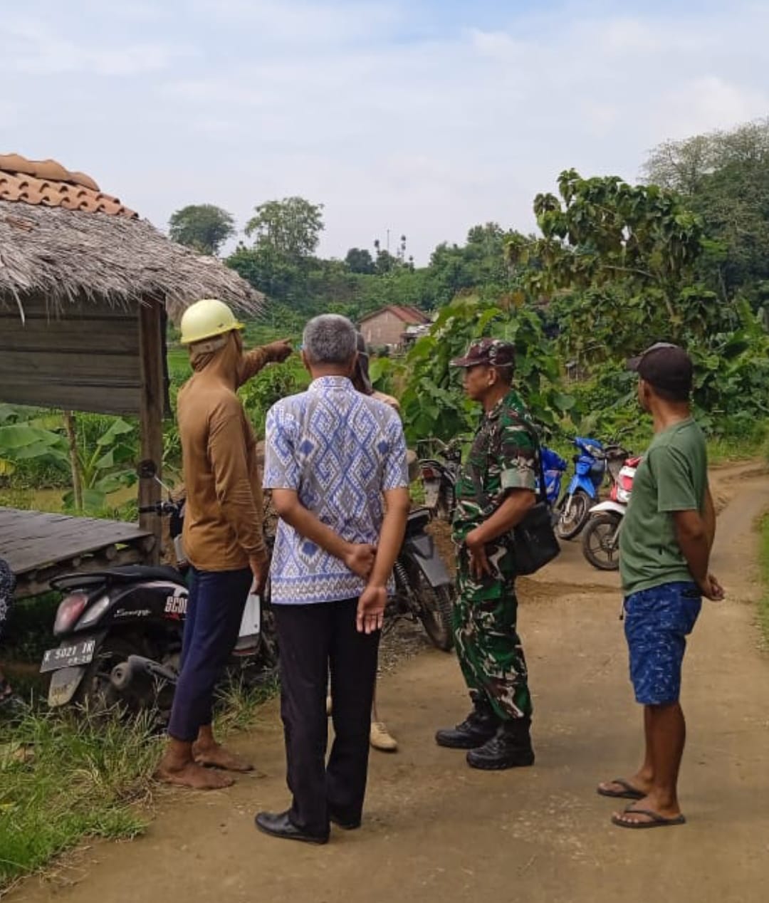 WS Danramil 12 / Donorojo Lettu Inf Sumartono Dampingi Monitoring ESDM Terkait Tambang Andesit di Desa Sumberejo