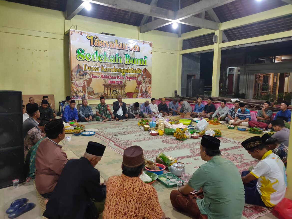 Babinsa Desa Kendengsidialit Hadiri Selametan Sedekah Bumi di Balai Desa