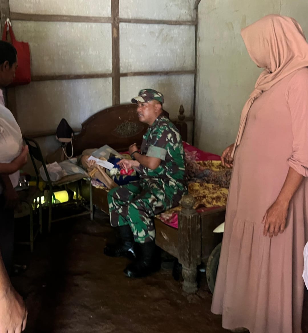 Sentuhan Kasih Kodim 0719 / Jepara: Aksi Sosial ke-62 “Dompet Peduli” Bantu Nenek Sumarmi di Rumah Tidak Layak Huni