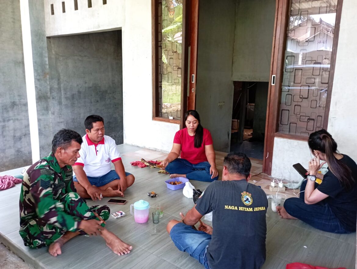 Babinsa Margoyoso Laksanakan Komsos dengan Warga, Pererat Hubungan TNI dan Masyarakat
