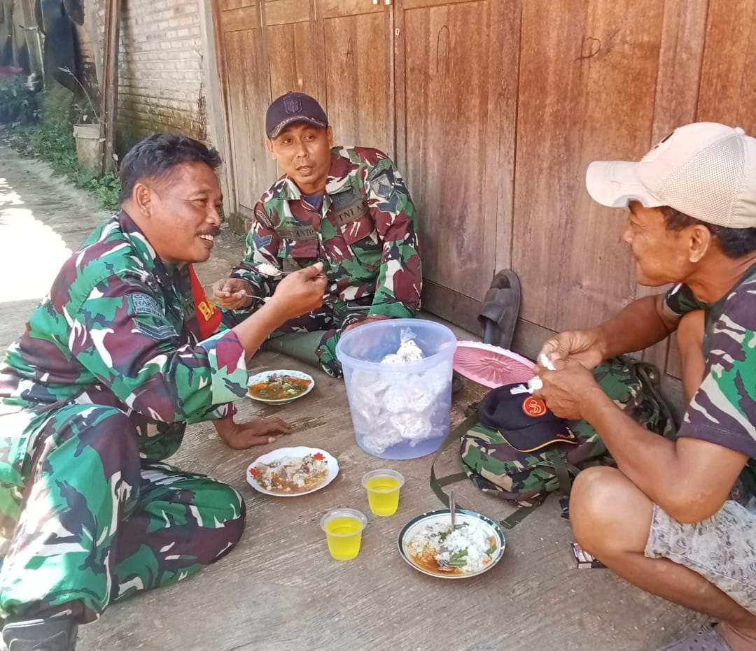Anggota Satgas TMMD Reguler ke-124 Kodim 0719 / Jepara Isoma Bersama Warga, Perkuat Kebersamaan