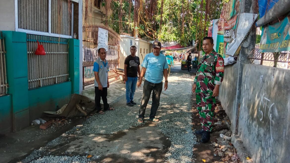 Babinsa Kelurahan Pekiringan Monitoring Perbaikan Jalan di Gg. Damai
