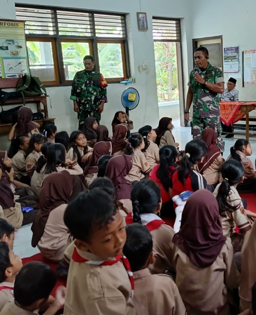 Komandan SSK TMMD 124 Jepara Masuk Kelas! Tanamkan Nilai Anti-Bullying di SD Kecapi