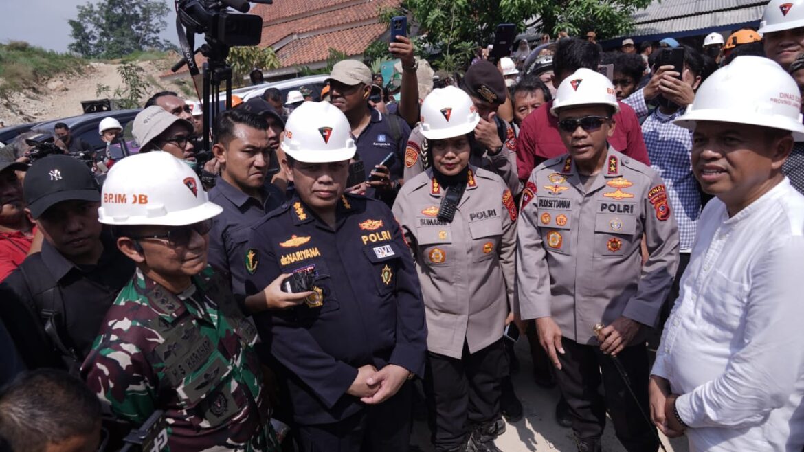 Danrem 063 / SGJ Dampingi Kapolda Jabar dan Gubernur Jabar Tinjau Lokasi Bencana Longsor di Desa Cipanas