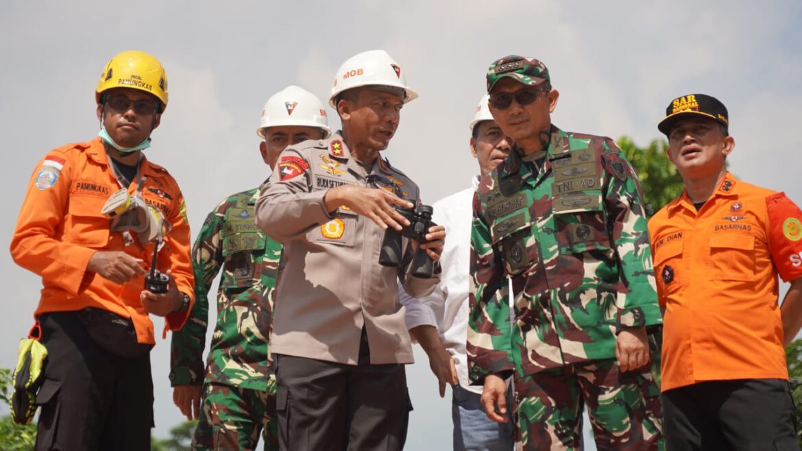 Danrem 063 / SGJ Dampingi Kapolda Jabar dan Gubernur Tinjau Lokasi Longsor di Desa  Cipanas Kabupaten Cirebon