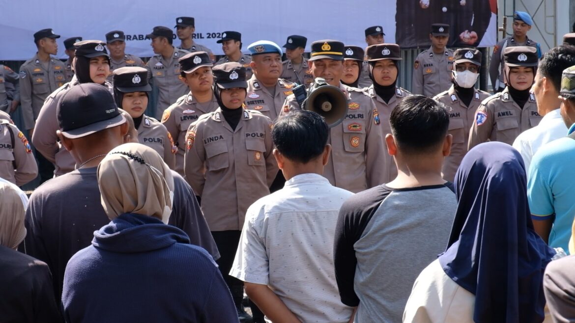 Polres Pelabuhan Tanjung Perak Gelar Simulasi Pengamanan Unjuk Rasa Jelang May Day 2025