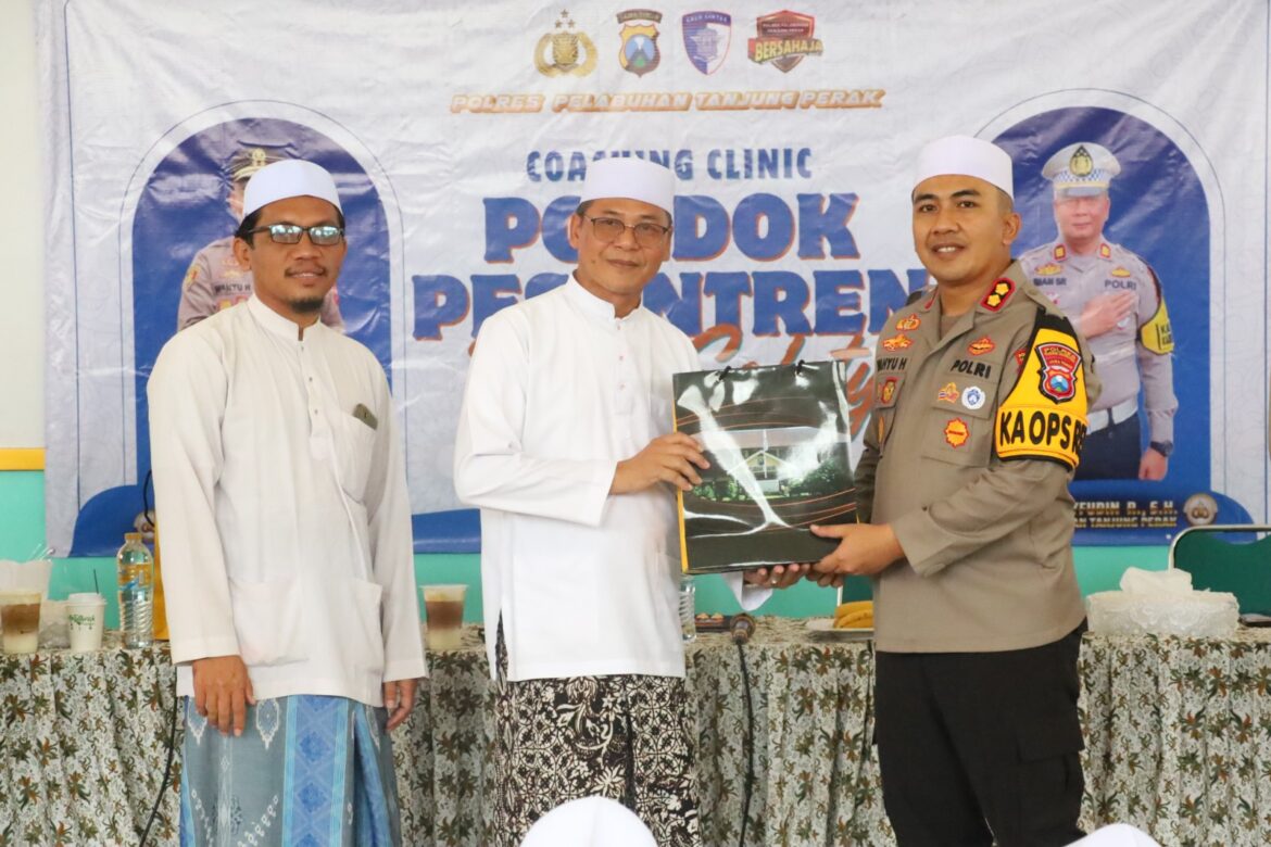 Sosialisasi Etika Berlalu – Lintas Polres Pelabuhan Tanjung Perak Gelar Coaching Clinic di Pondok Pesantren Assalafi Al-Fitrah Surabaya.