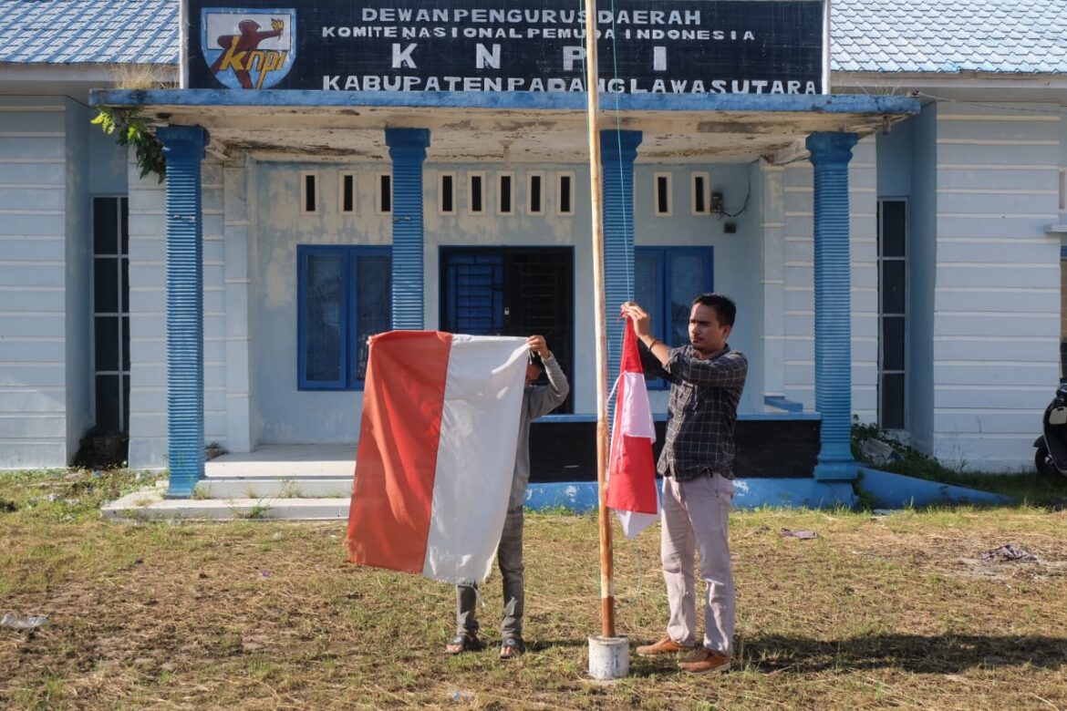 Miris!! Khoirul Umam Temukan Bendera Merah Putih Kantor KNPI Paluta Sudah Rusak Tapi Masih Dipakai