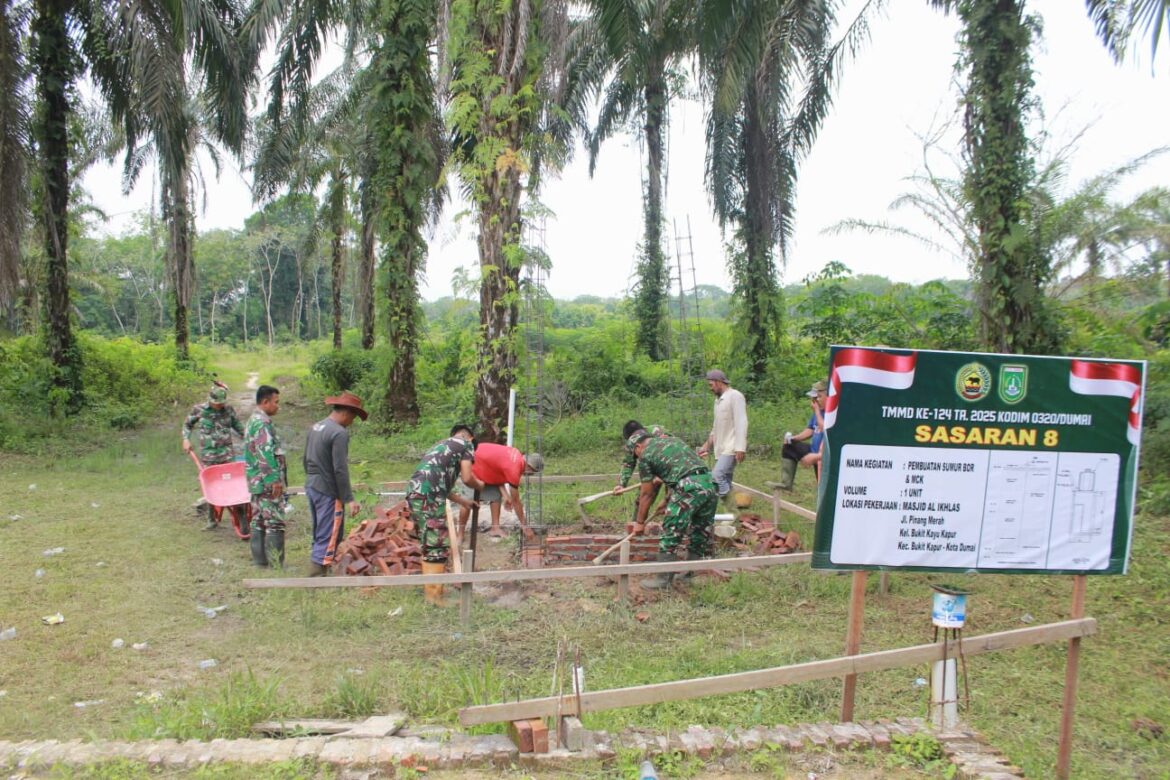 Satgas TMMD ke 124 Kodim 0320 Dumai Bersama Warga Wujudkan Sumur Bor dan MCK Berkualitas di Bukit Kayu Kapur