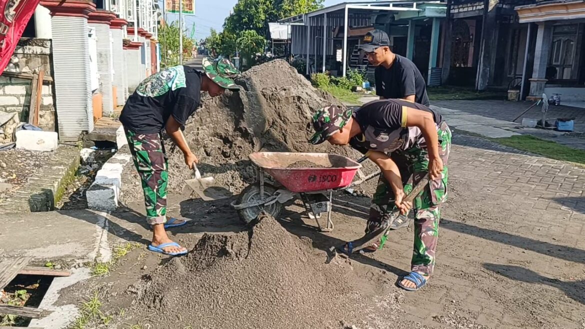 Satgas TMMD ke-124 Kodim 0817/Gresik dan Warga Desa Banter Terus Lanjutkan Perbaikan Rumah Ibu Nurani