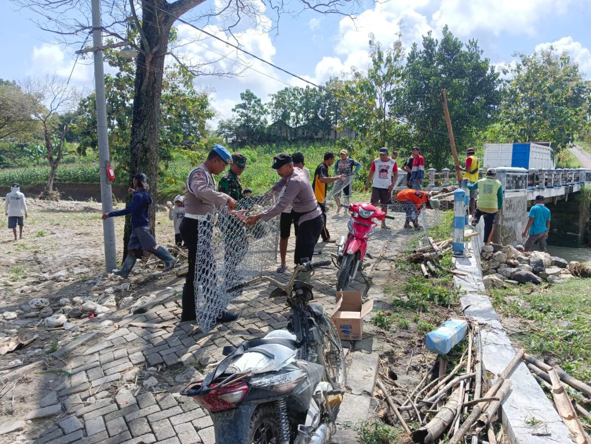 Solid, Polisi dan TNI bersama Warga Pasang Bronjong Cegah Longsor di Bojonegoro