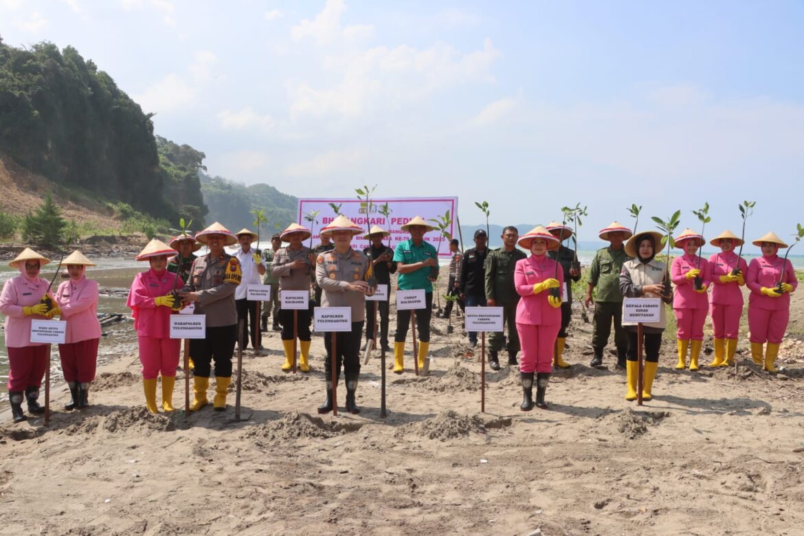 Sambut Hari Bhayangkara ke-79 Polres Tulungagung dan Bhayangkari Gelar Baksos dan Tanam Mangrove
