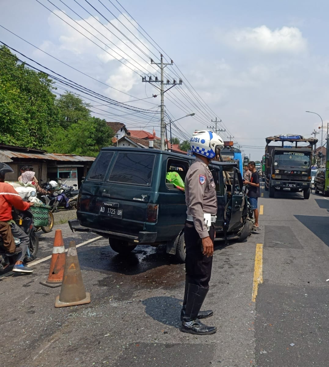 Kecelakaan Beruntun di jalur Padat Magelang – Semarang tiga Orang jadi kurban