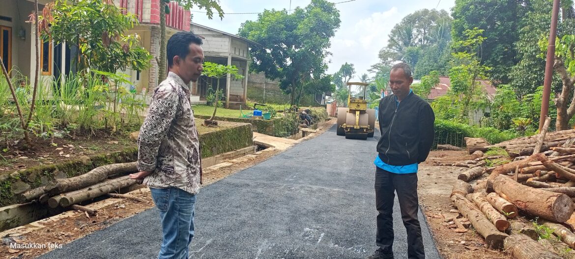 Pengaspalan Jalan Dukuh Pagembrongan Desa Mereng Di Sambut Dengan Antusias Warganya