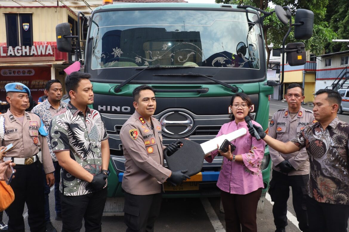 Kapolres Pelabuhan Tanjung Perak AKBP Wahyu Hidayat Kembalikan Kendaraan Hasil Kejahatan kepada Pemilik