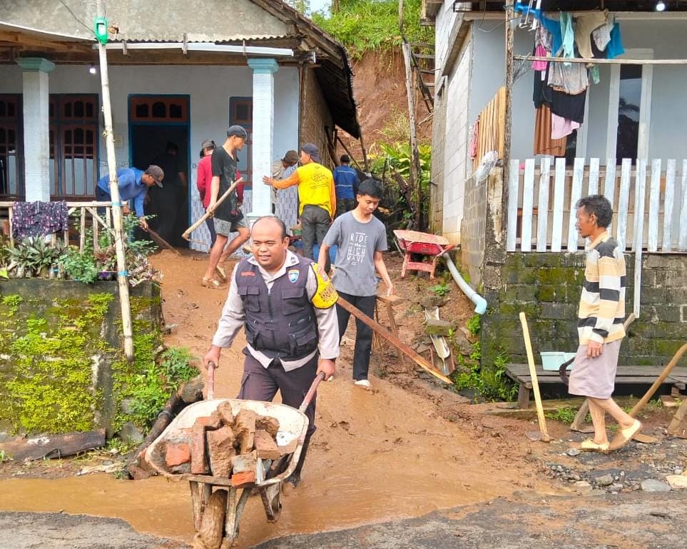 Sinergitas Polisi Bersama TNI dan BPBD Tangani Banjir dan Bersihkan Material Longsor di Kediri
