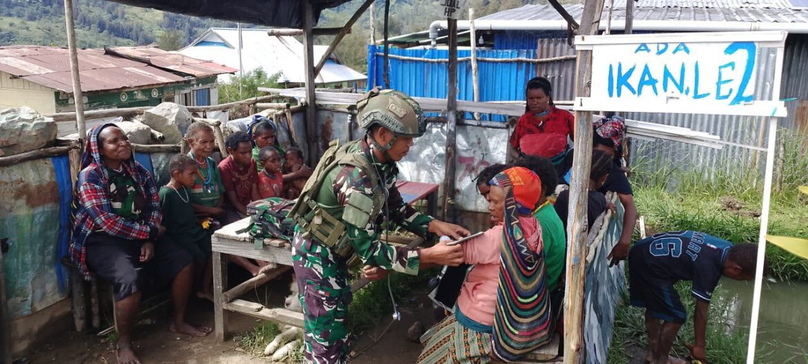 Satgas TNI : Tak Hanya Jaga Keamanan, TNI Juga Jadi Pelipur Lara Bagi Mama-Mama Papua