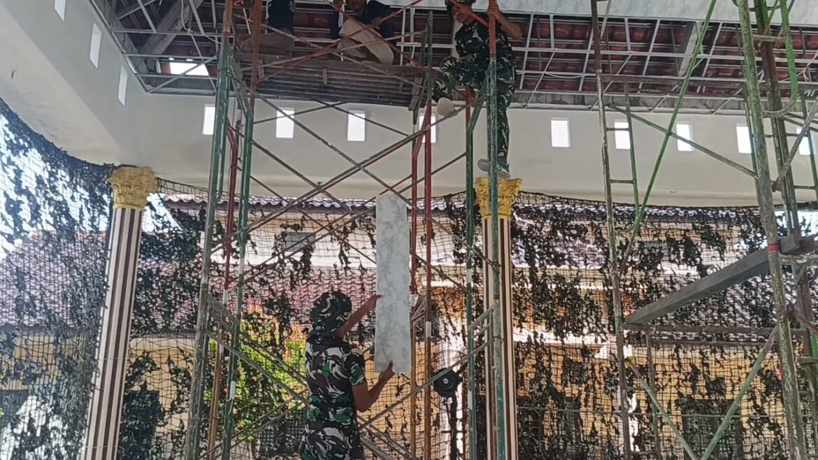 Semangat Gotong Royong Satgas TMMD dan Warga, Pemasangan Plafon Kantor Desa Banter Berjalan Lancar