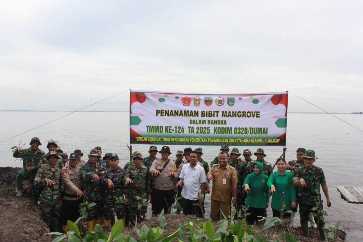 Ratusan Pohon Mangrove Hijaukan Pantai Purnama dalam Semangat TMMD ke-124 Kodim 0320/Dumai