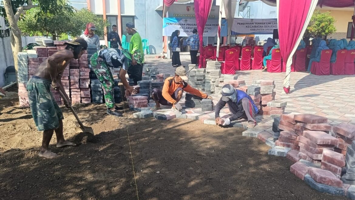Pemasangan Paving Blok Balai Desa Banter Hampir Rampung, TMMD ke-124 Kodim 0817/Gresik Terus Tancap Gas