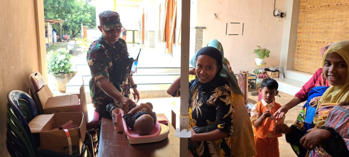 Babinsa Koramil 0829-08/Tragah Dampingi Kegiatan Posyandu di Desa Soket Laok