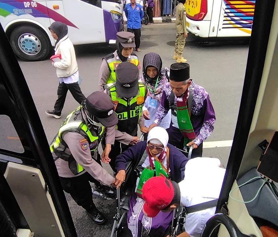 Sigap dan Tulus, Polwan Polres Bojonegoro Dampingi Calon Haji Lansia Menuju Bus