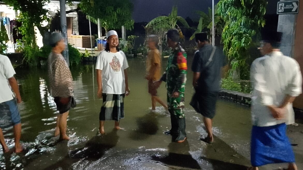Babinsa Bungah Monitoring Lokasi Terdampak Banjir Akibat Luapan Sungai Bengawan Solo