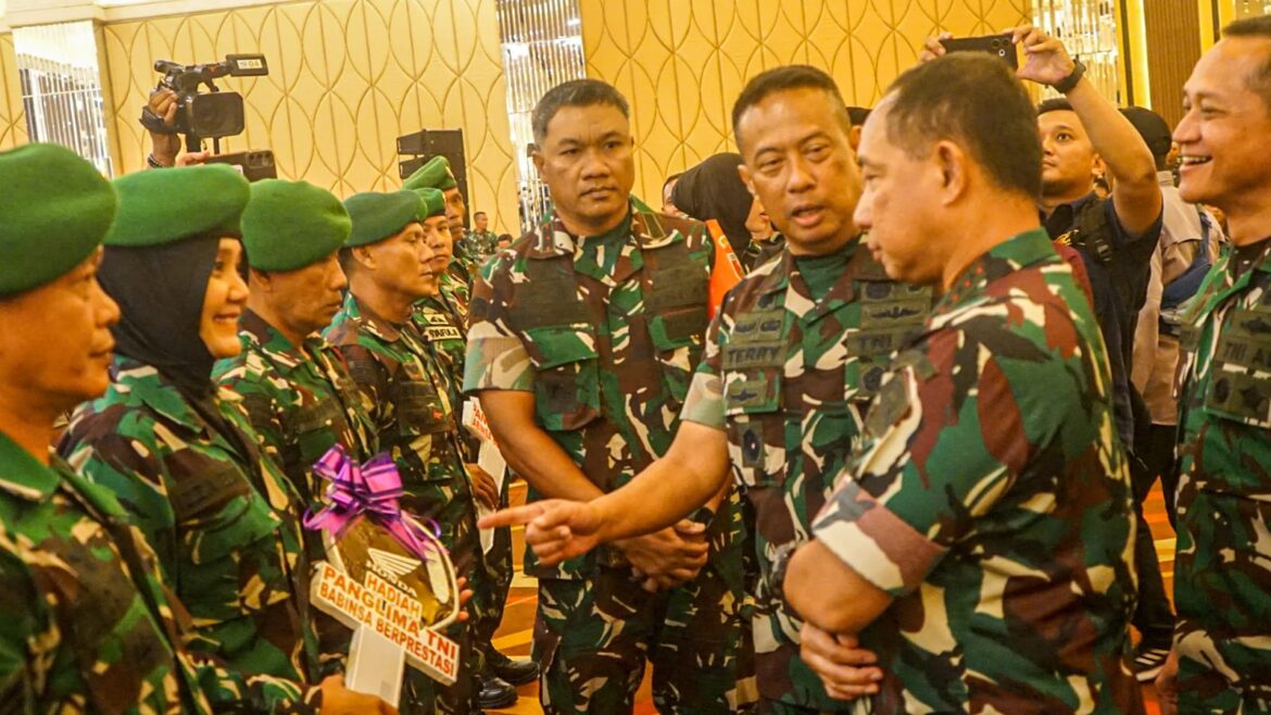 Tingkatkan Motivasi, Panglima TNI Beri Penghargaan kepada Prajurit Berprestasi Kodam V/Brawijaya