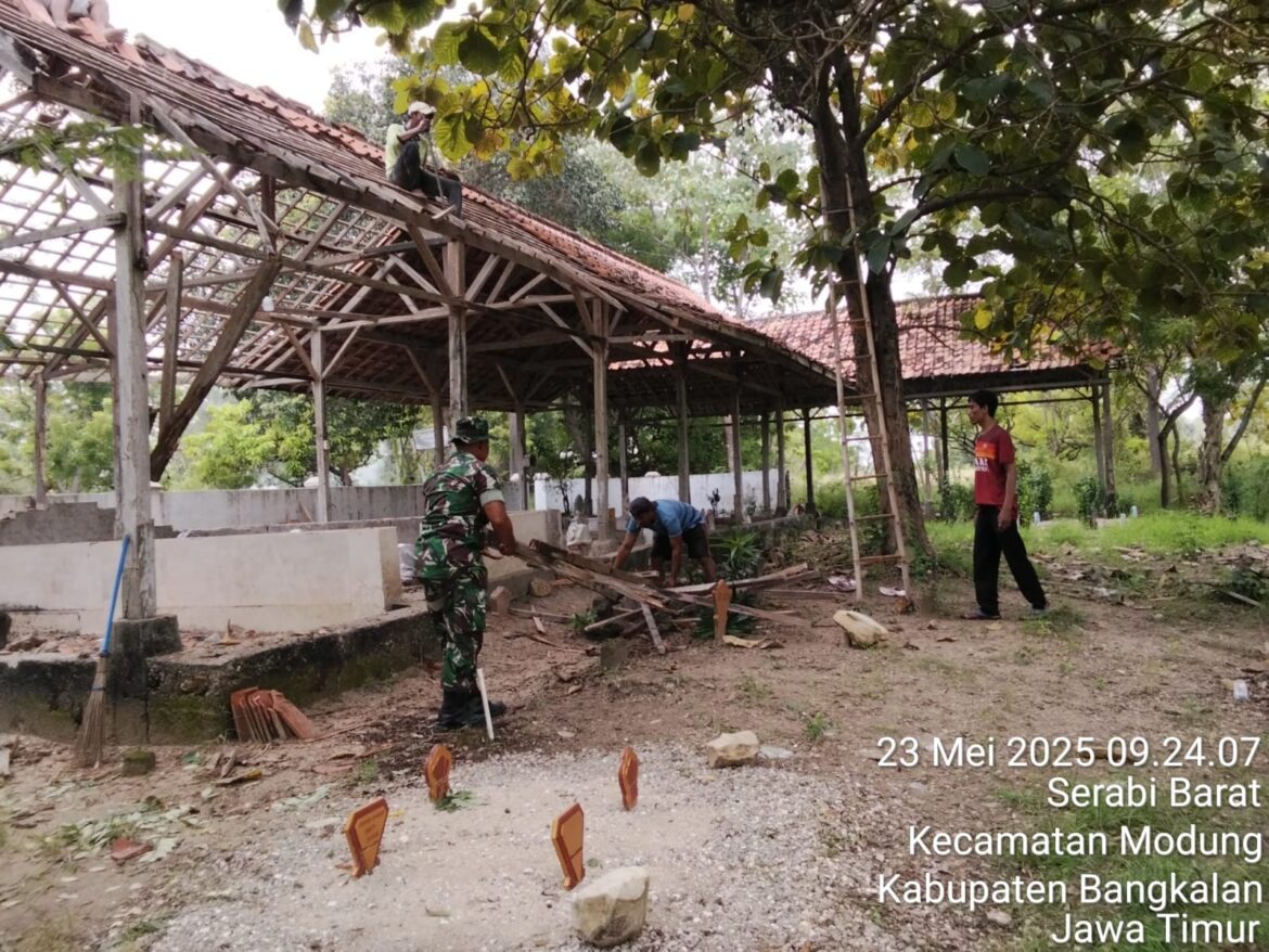 Babinsa Koramil 0829-12/Modung Laksanakan Karya Bakti Bersama Warga di Makam Umum