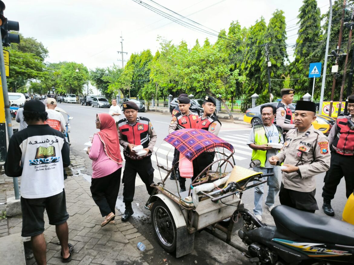 Patroli Kota dan Berbagi Jumat Berkah, Satsamapta Polres Nganjuk Jaga Kamtibmas Tetap Kondusif