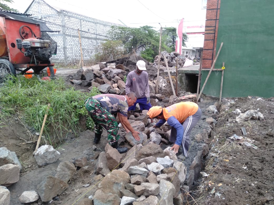 Babinsa Cerme Turun Langsung Bantu Warga Dalam Karya Bakti Pembuatan TPT dan Saluran Irigasi