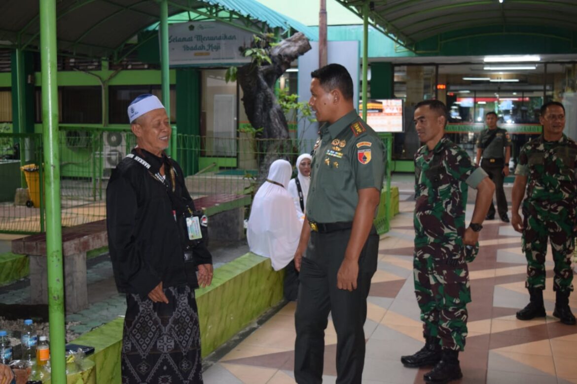 Dandim Surabaya Pantau Keberangkatan Jemaah Haji di Asrama Haji Sukolilo