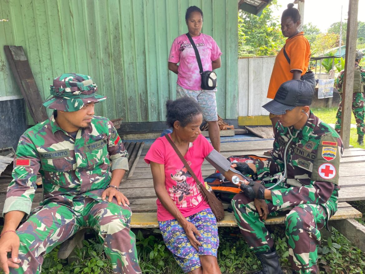 Peduli Kesehatan, Satgas Yonif 131/Brajasakti Gelar Pelayanan Kesehatan di Perbatasan Papua