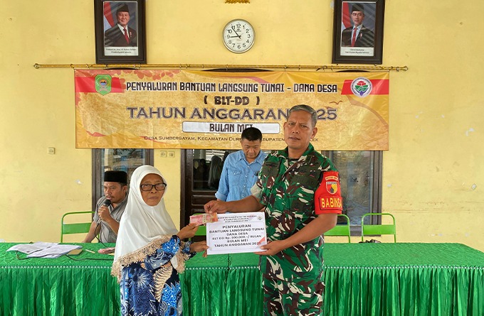 TNI Aktif Dampingi Penyaluran BLT-DD di Trenggalek: Wujud Nyata Kepedulian untuk Kesejahteraan Warga