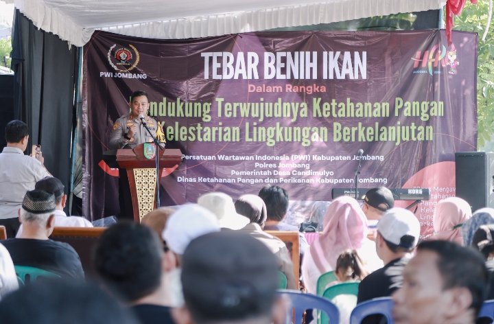 Kolaborasi Polisi bersama PWI Jaga Kelestarian Lingkungan dan Ketahanan Pangan Tebar Benih Ikan di Sungai Jombang