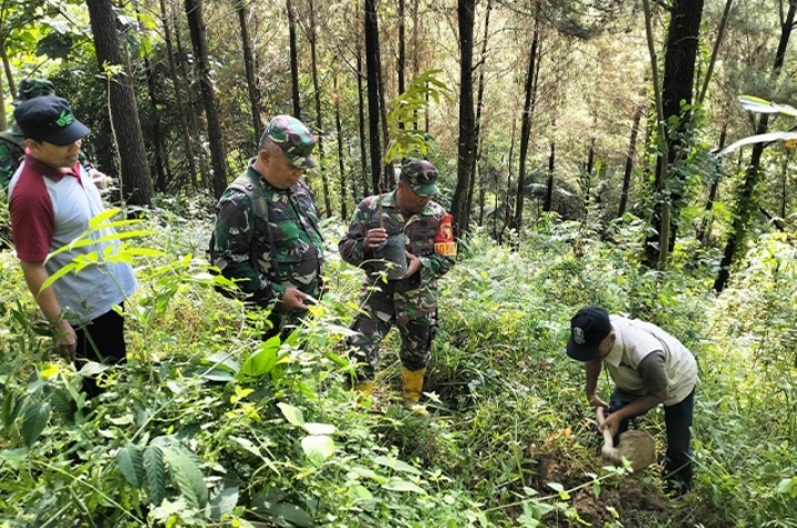 Menanam Harapan di Trenggalek: Aksi Nyata TNI Jaga Sumber Air untuk Masa Depan