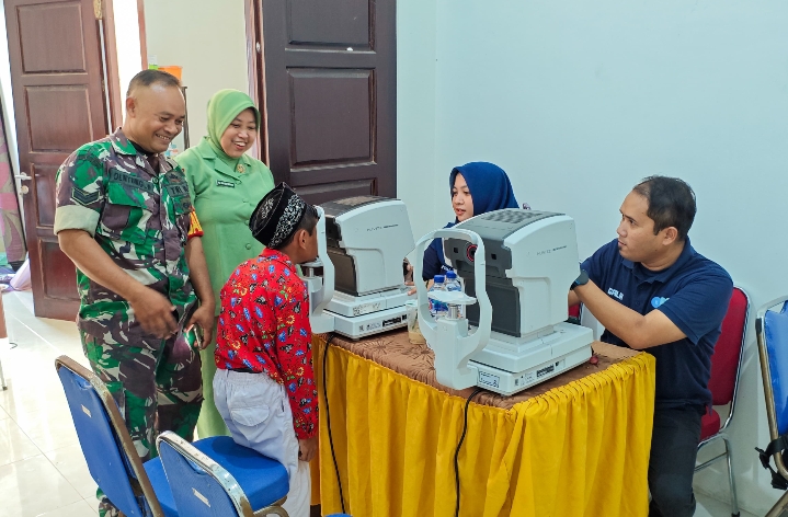 Pemeriksaan Mata Gratis Meriahkan TMMD ke 124 Kodim 0817/Gresik di Desa Banter