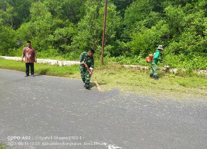 Jumat Bersih, Babinsa Koramil 0829-12/Modung Bersama Warga Langkap Gotong Royong Jaga Kebersihan Lingkungan