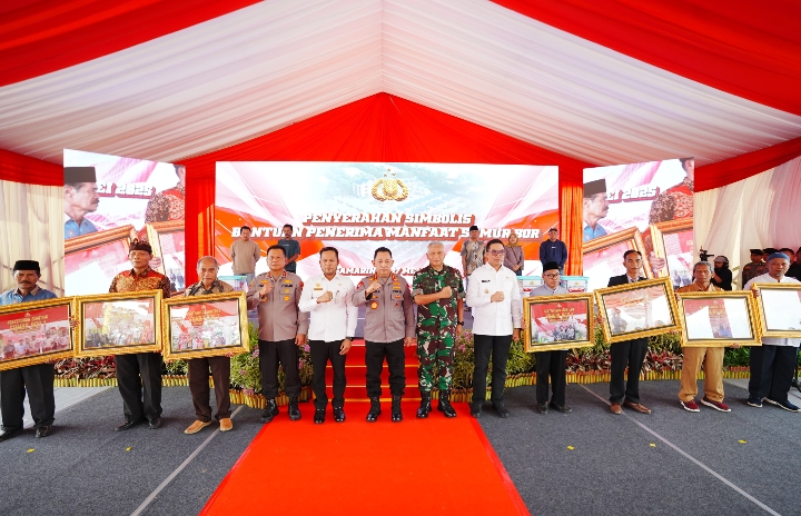 Hadiri Ground Breaking Asrama Polresta Samarinda, Kapolri Bagikan Sumur Bor-Sembako ke Warga