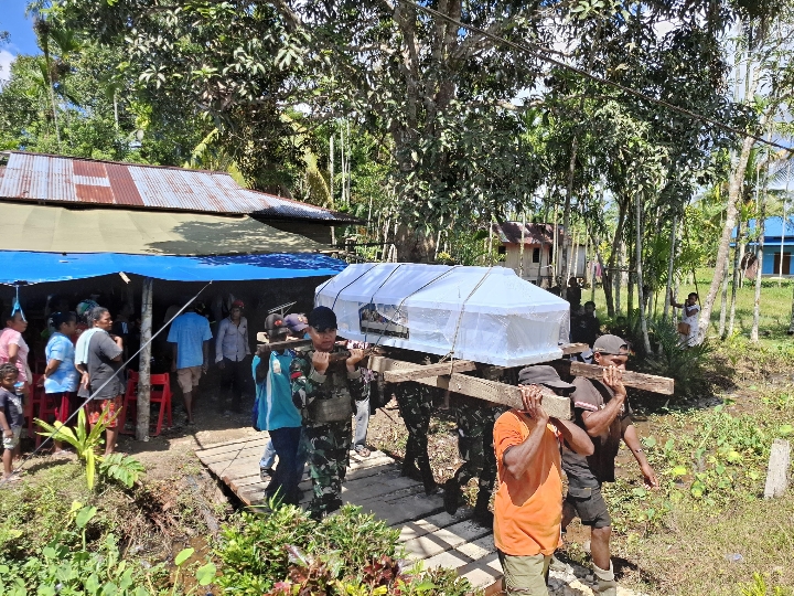 Satgas Yonif 131/Brajasakti Bantu Penguburan Warga Yang Meninggal di Kampung Wambes Perbatasan Papua