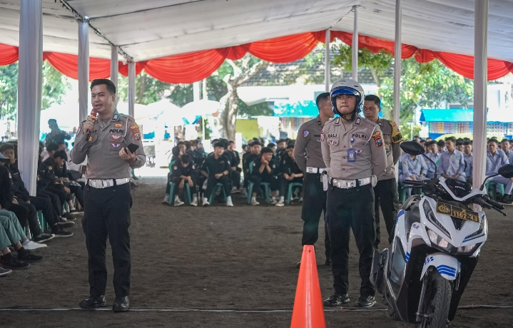 Polres Jember Gelar ‘Pondok Pesantren Road Safety’ Ajak Santri Jadi Pelopor Tertib Lalu Lintas