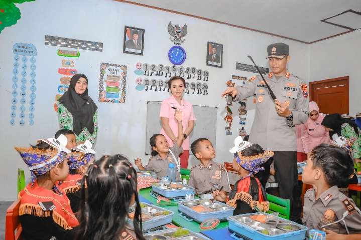 Wujudkan Asta Cita, Polres Ngawi Berbagi Makanan Bergizi dan Susu di Taman Kanak – kanak