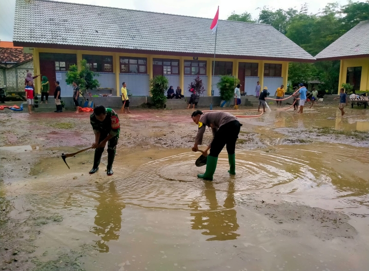 Gotong Royong Polisi dan TNI bersama Warga Bersihkan Sisa Meterial Banjir di Tuban