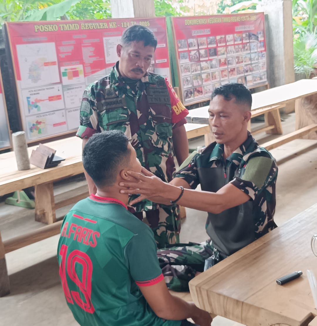 Warga Datangi Pos Kotis TMMD Reguler ke-124, Tim Kesehatan Kodim 0719 / Jepara Siaga Bantu Pemeriksaan