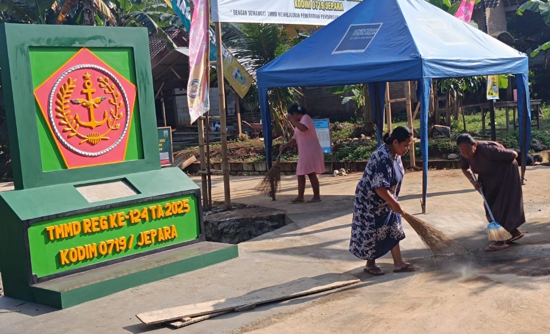 Bahagia Tak Terucap, Ibu-Ibu Dukuh Grobogan Rawat Jalan Beton TMMD dengan Sepenuh Hati