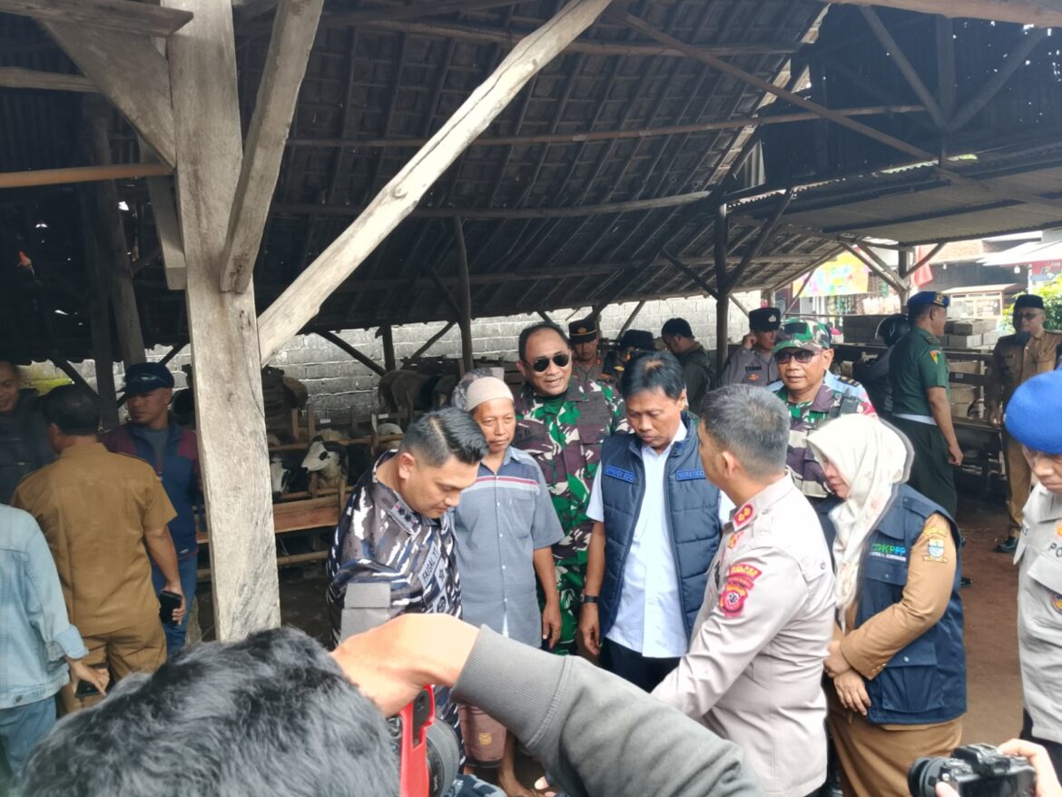 Kasdim 0614 / Kota Cirebon Bersama Forkopimda Dampingi Wali Kota Monitoring Hewan Kurban Jelang Idul Adha 1446 H