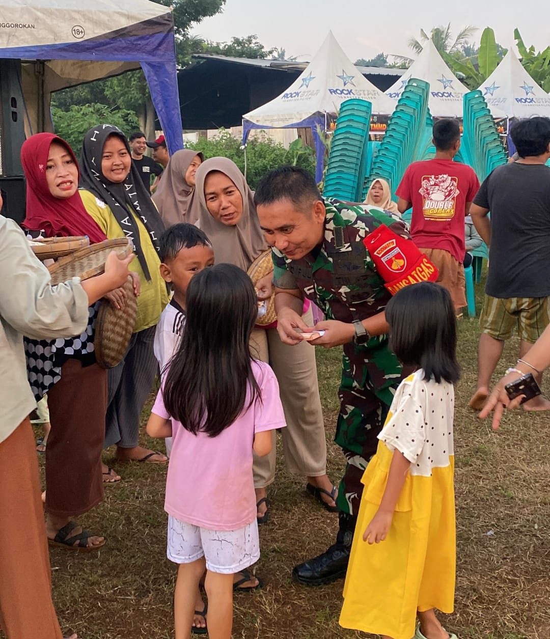 Menjelang Penutupan TMMD ke-124, Dandim Jepara Tebar Kebahagiaan untuk Anak-Anak dan Penari Kolosal
